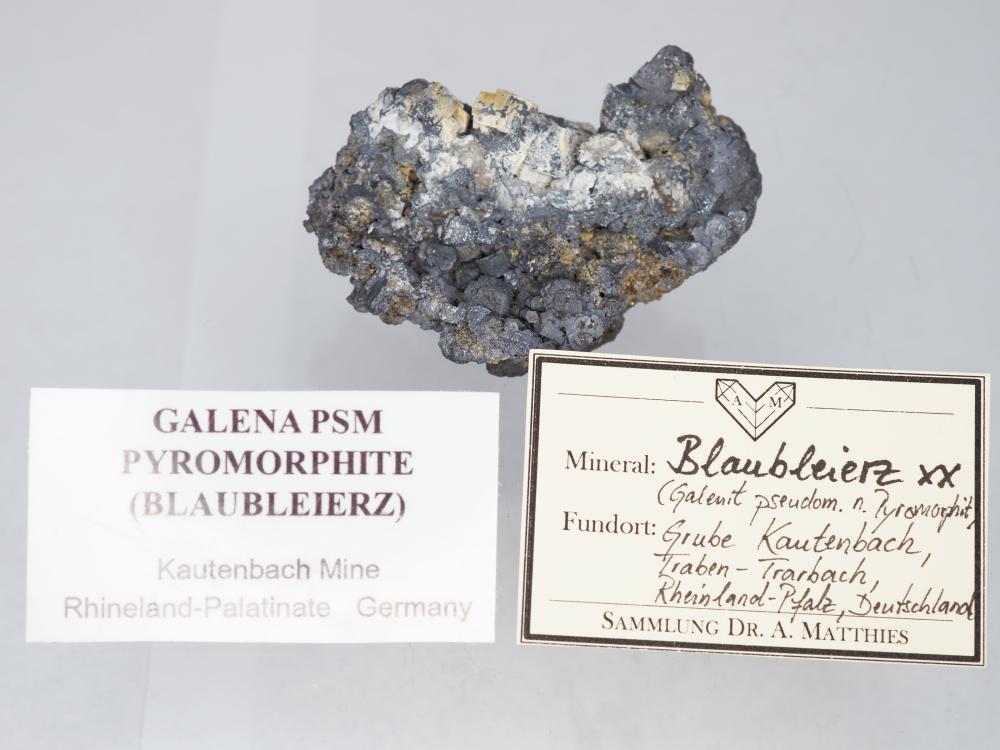 Blaubleierz xx (Pseudomorphose von Galenit nach Pyromorphit xx)
