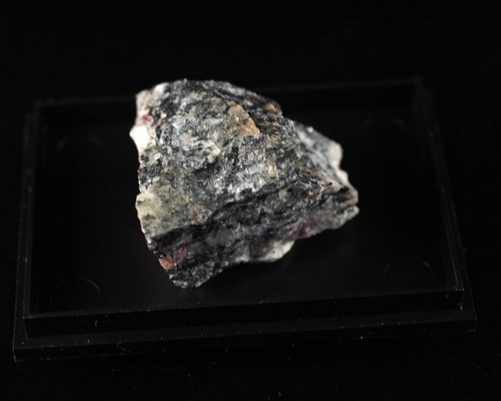 Fluoro-leakeite