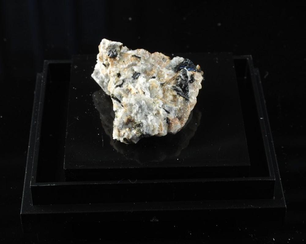 Fluorlamprophyllite