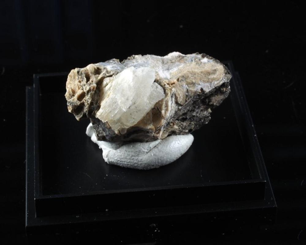 Komarovite